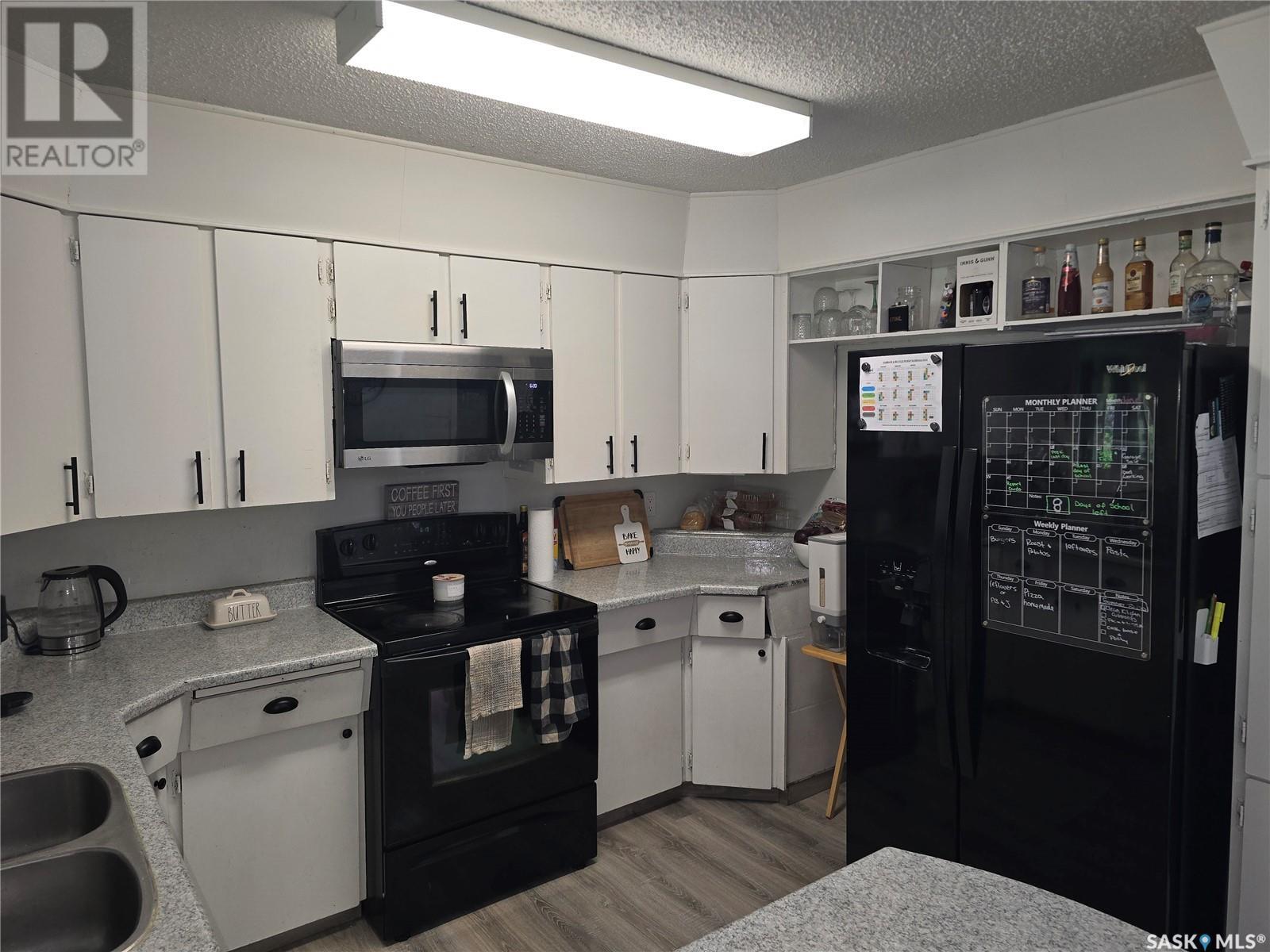 Photo 8 of 212 8th Street E, Wynyard SK