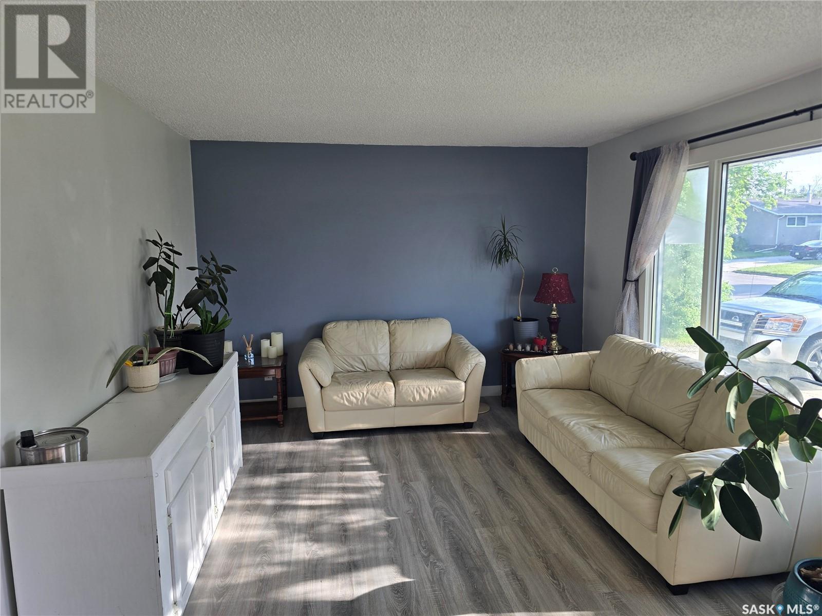 Photo 3 of 212 8th Street E, Wynyard SK