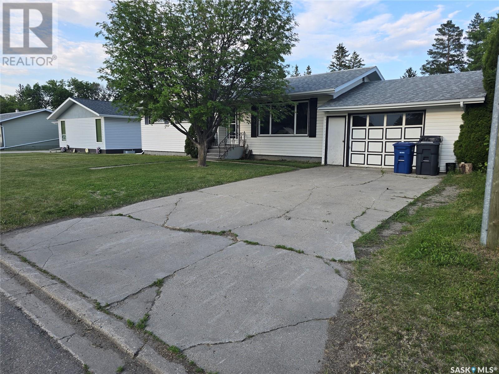 Photo 2 of 212 8th Street E, Wynyard SK