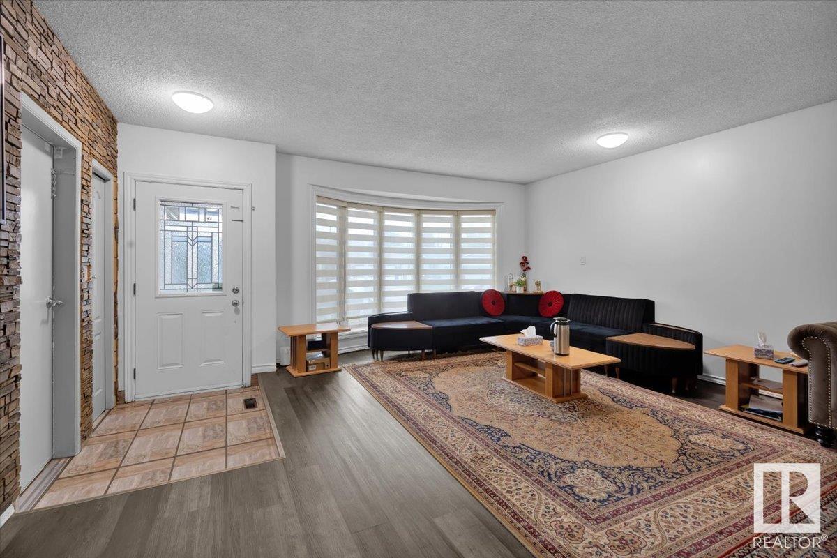 Photo 13 of 168 Warwick Cr Nw, Edmonton AB