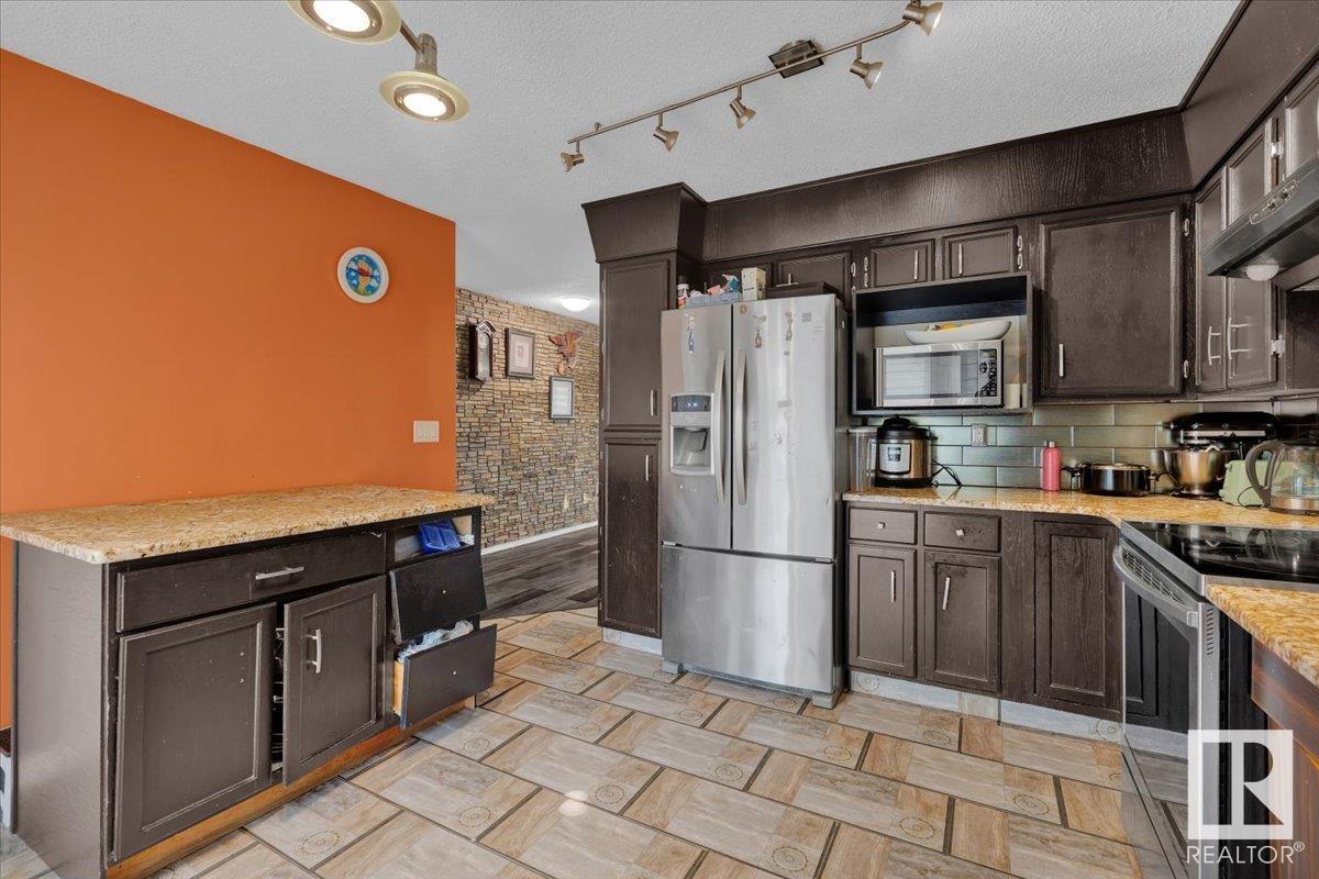 Photo 18 of 168 Warwick Cr Nw, Edmonton AB