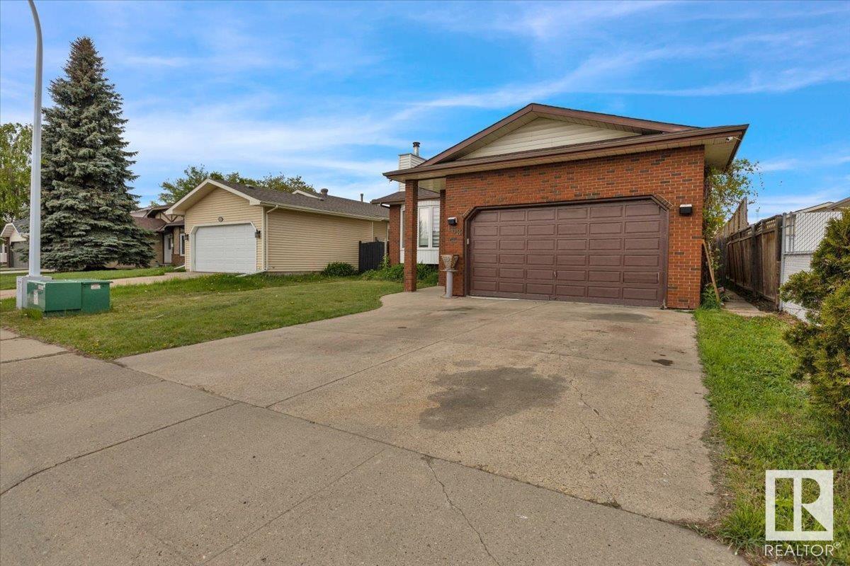 Photo 33 of 168 Warwick Cr Nw, Edmonton AB