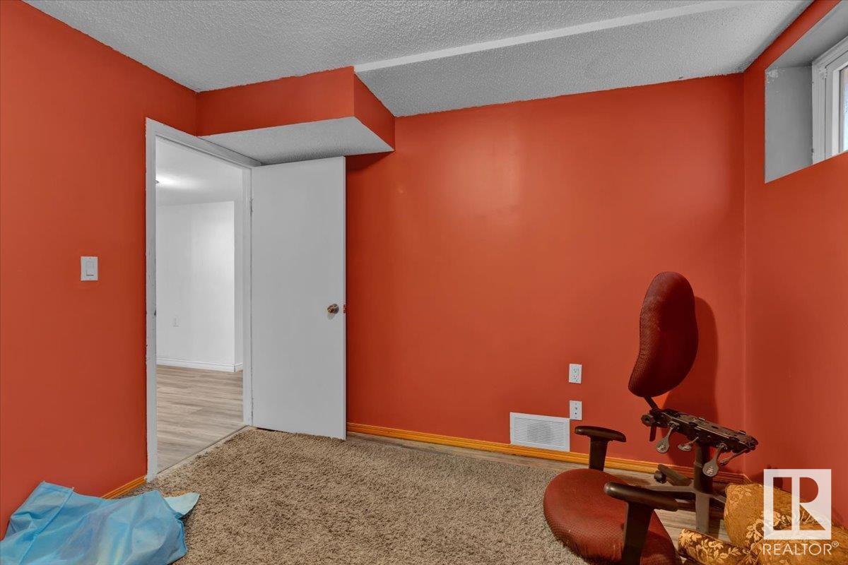 Photo 27 of 168 Warwick Cr Nw, Edmonton AB