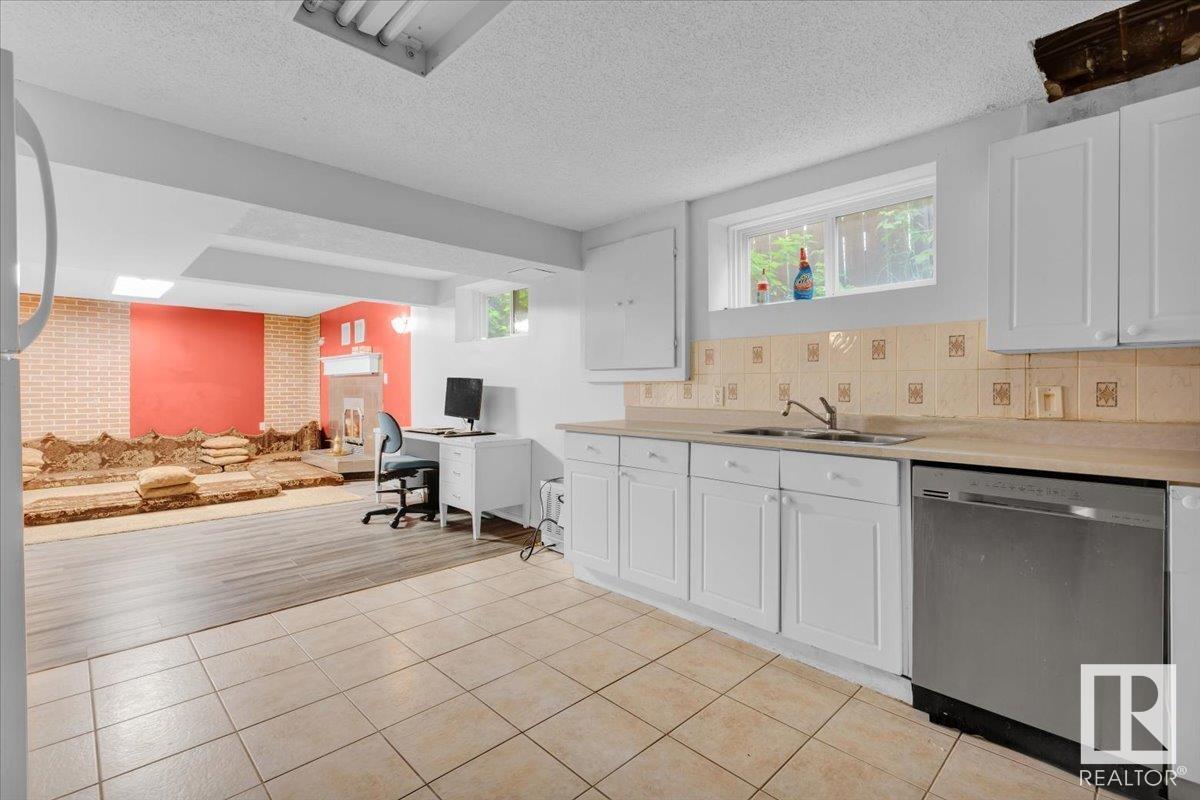 Photo 9 of 168 Warwick Cr Nw, Edmonton AB