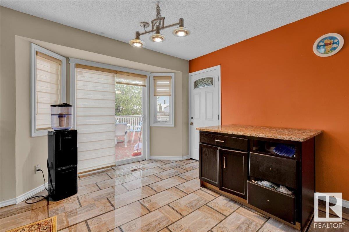 Photo 23 of 168 Warwick Cr Nw, Edmonton AB