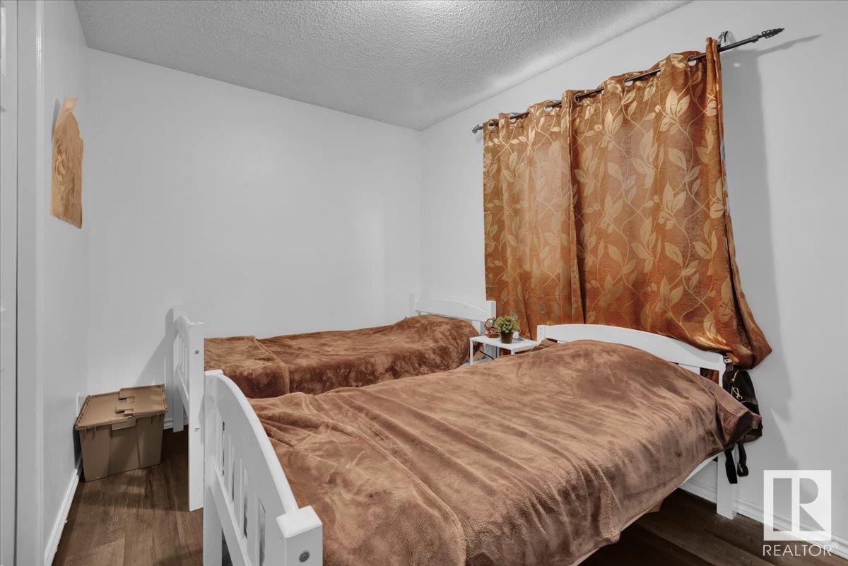 Photo 2 of 168 Warwick Cr Nw, Edmonton AB