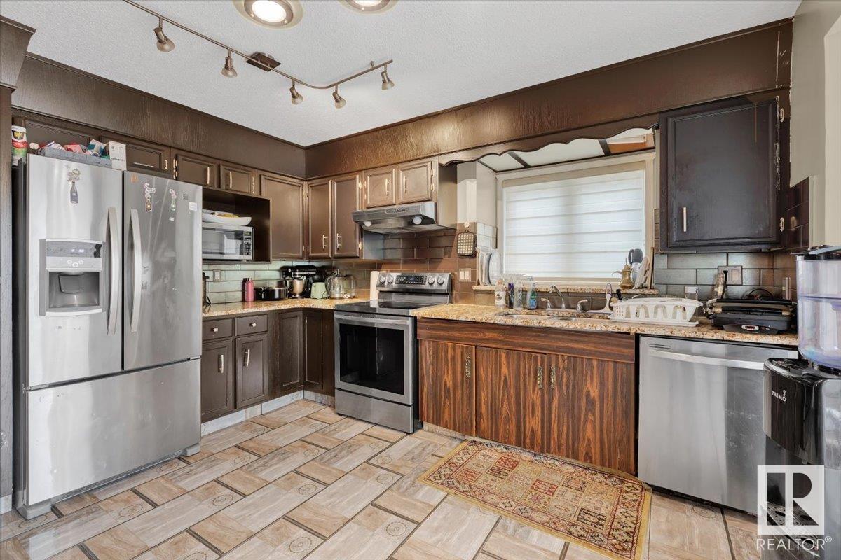 Photo 24 of 168 Warwick Cr Nw, Edmonton AB