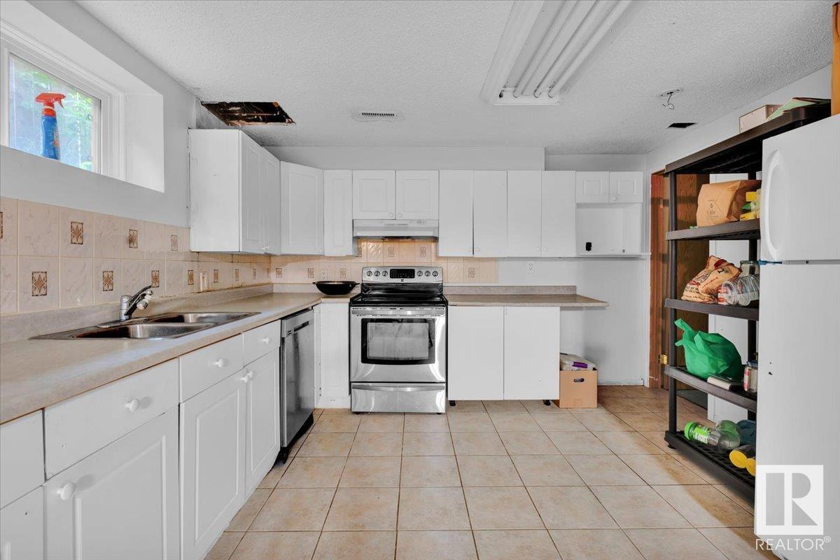 Photo 55 of 168 Warwick Cr Nw, Edmonton AB