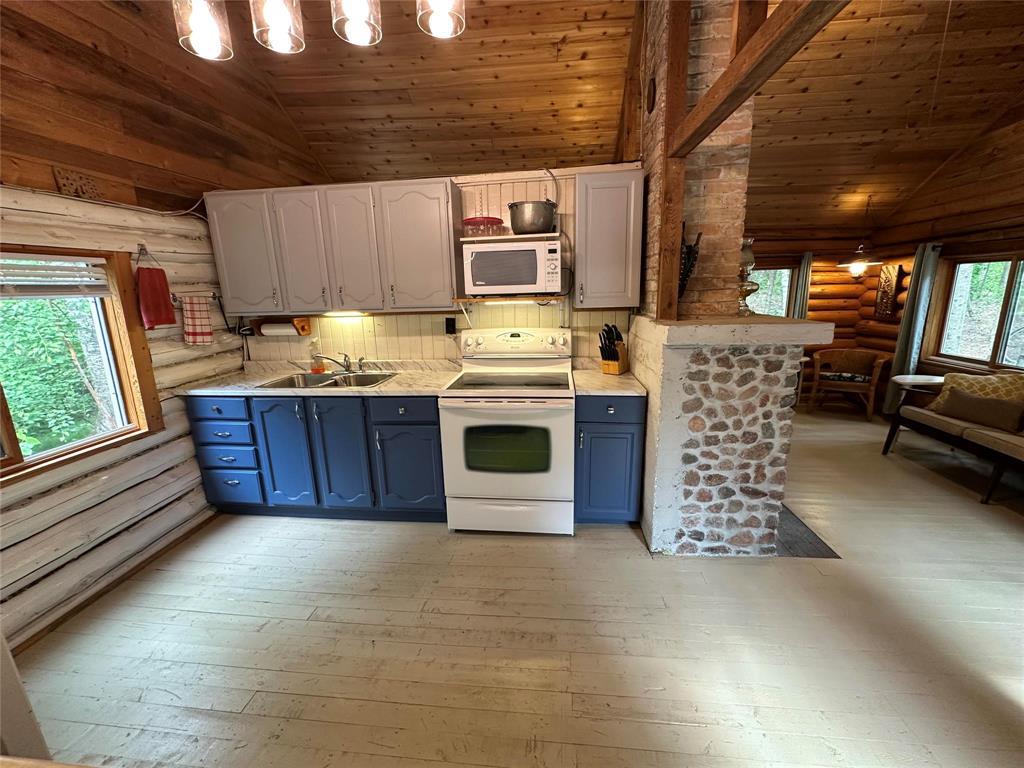 Photo 4 of 312 3rd Avenue, Victoria Beach MB