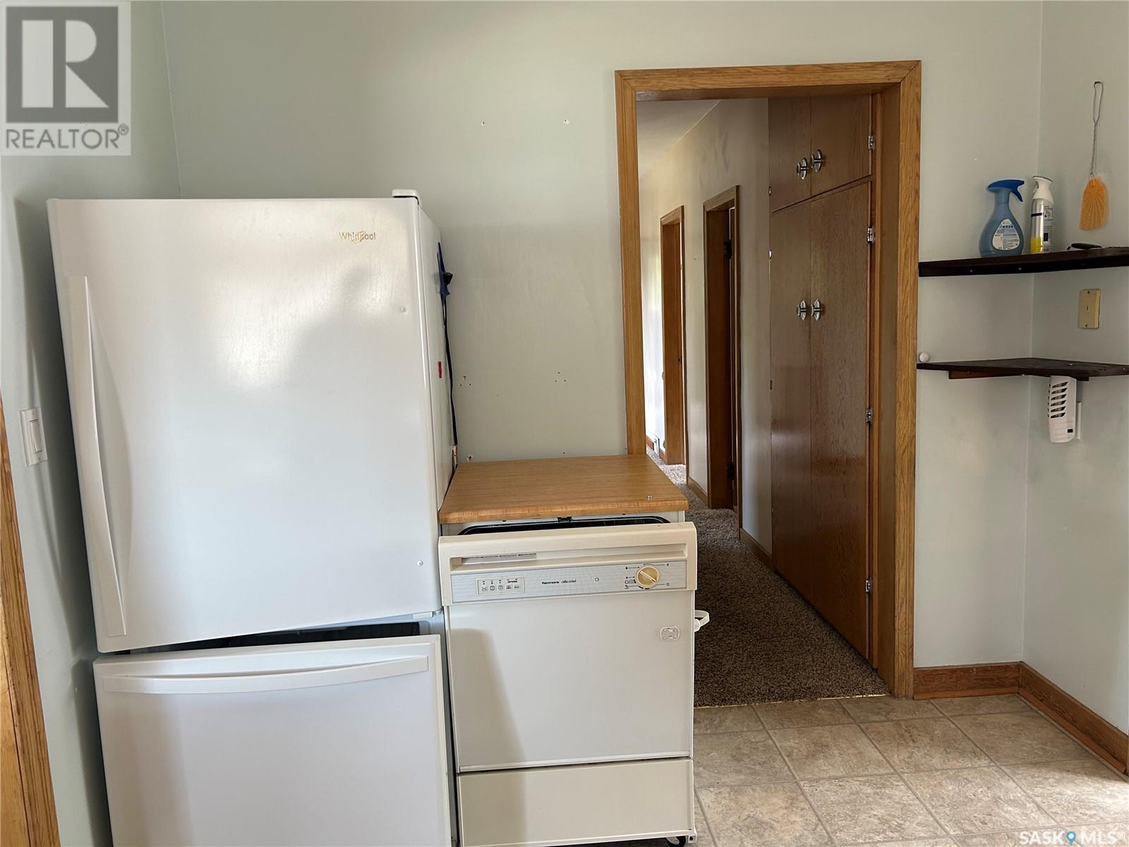 Photo 4 of 106 3rd Avenue E, Nokomis SK