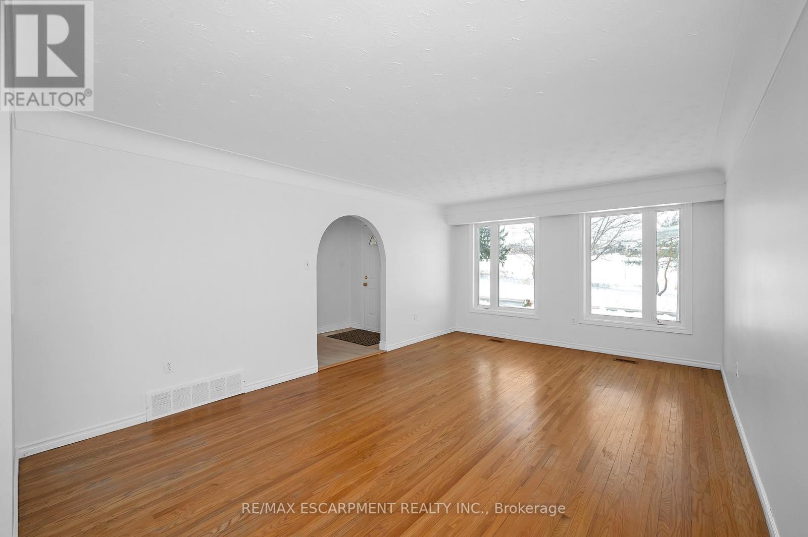 Single Family House for Sale in  LAVINA CRESCENT Hamilton (Mountview) 