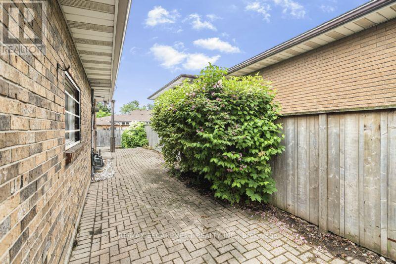 Single Family House for Sale in  LAVINA CRESCENT Hamilton (Mountview) 
