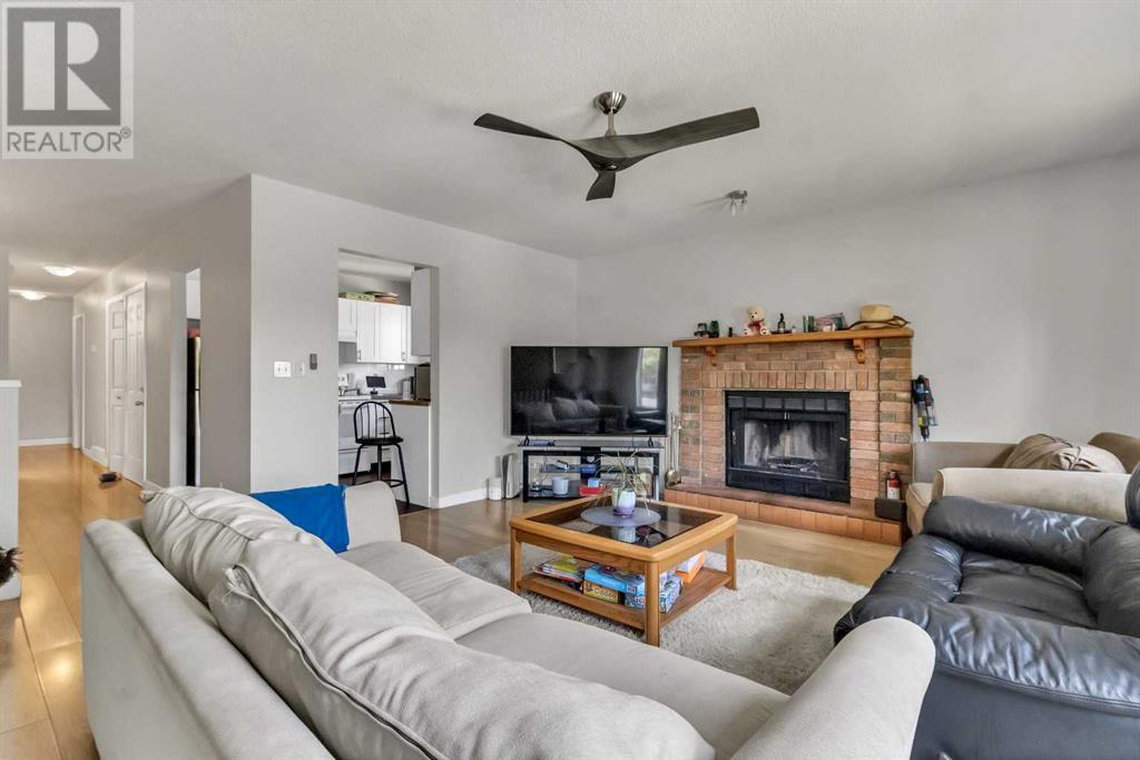 Single Family House Bi-level for Sale in  Berkley Drive NW Beddington Heights Calgary 