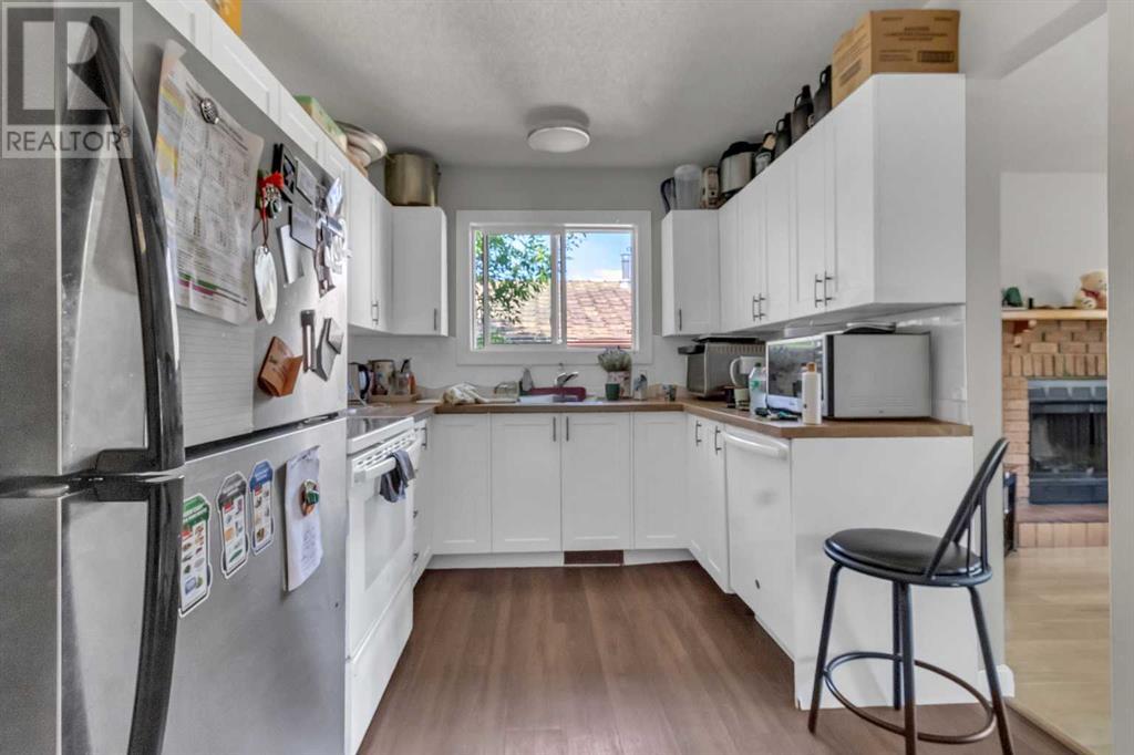 Single Family House Bi-level for Sale in  Berkley Drive NW Beddington Heights Calgary 