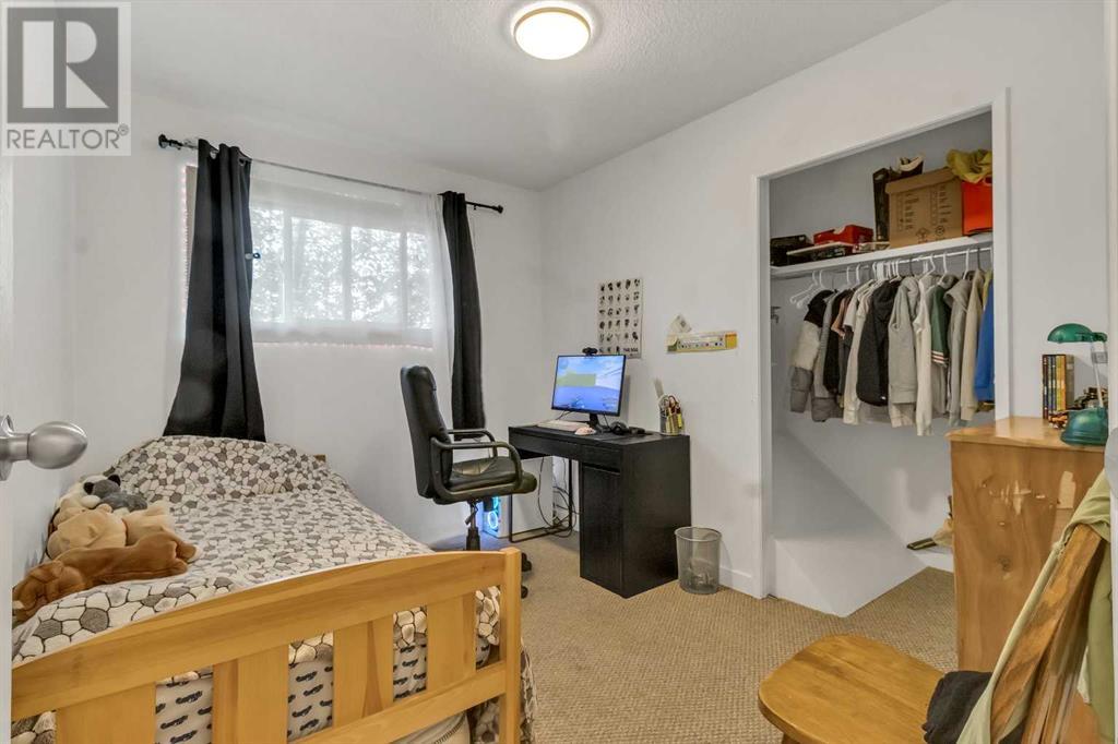 Single Family House Bi-level for Sale in  Berkley Drive NW Beddington Heights Calgary 
