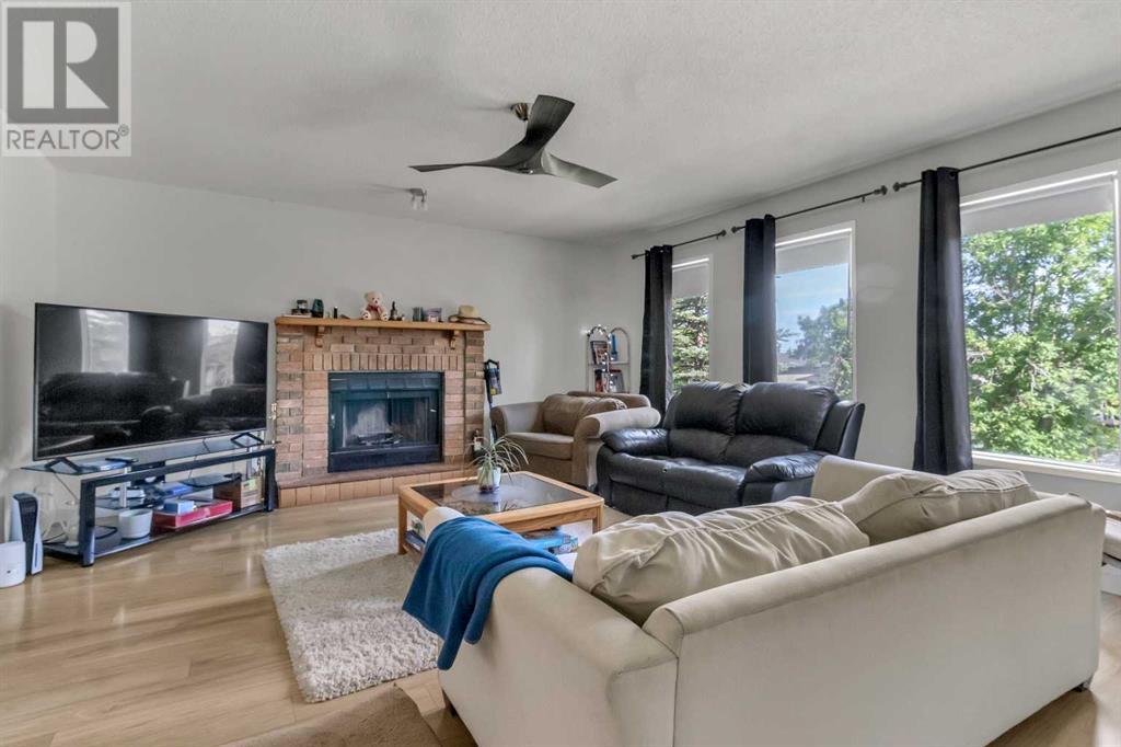 Single Family House Bi-level for Sale in  Berkley Drive NW Beddington Heights Calgary 