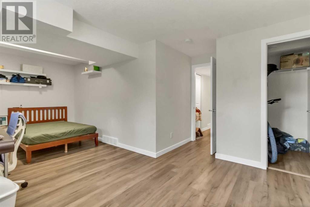 Single Family House Bi-level for Sale in  Berkley Drive NW Beddington Heights Calgary 
