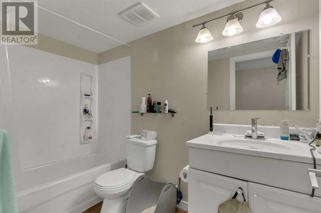 Single Family House Bi-level for Sale in  Berkley Drive NW Beddington Heights Calgary 