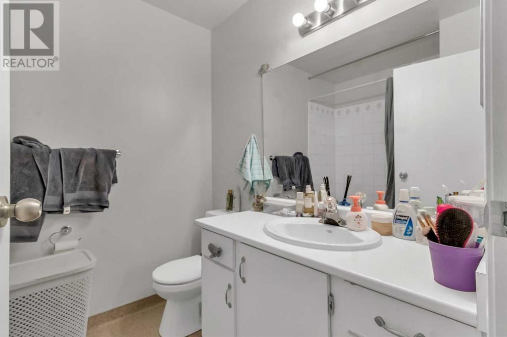 Single Family House Bi-level for Sale in  Berkley Drive NW Beddington Heights Calgary 