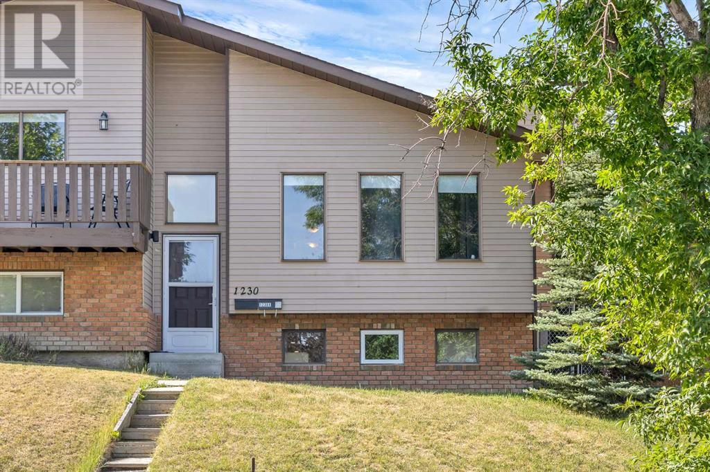 Single Family House Bi-level for Sale in  Berkley Drive NW Beddington Heights Calgary 