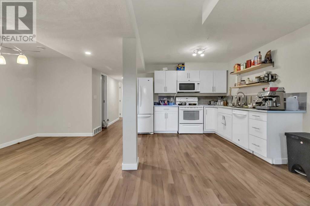 Single Family House Bi-level for Sale in  Berkley Drive NW Beddington Heights Calgary 