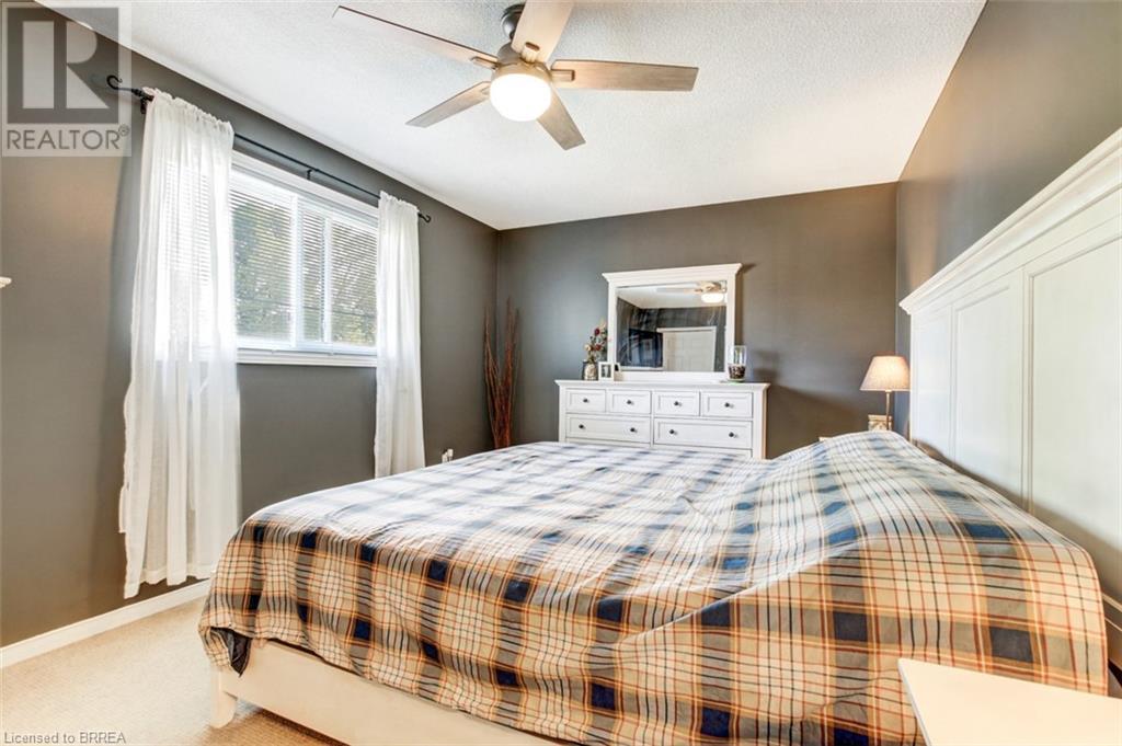Photo 16 of 30 Mcintosh Court, Brantford ON