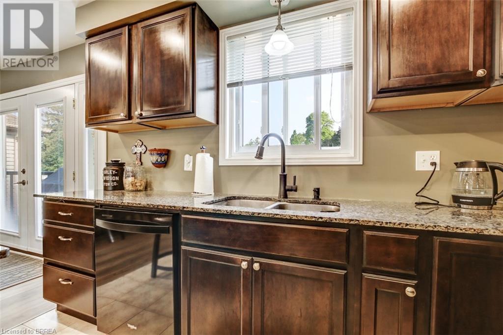 Photo 12 of 30 Mcintosh Court, Brantford ON