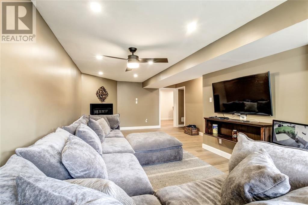 Photo 23 of 30 Mcintosh Court, Brantford ON