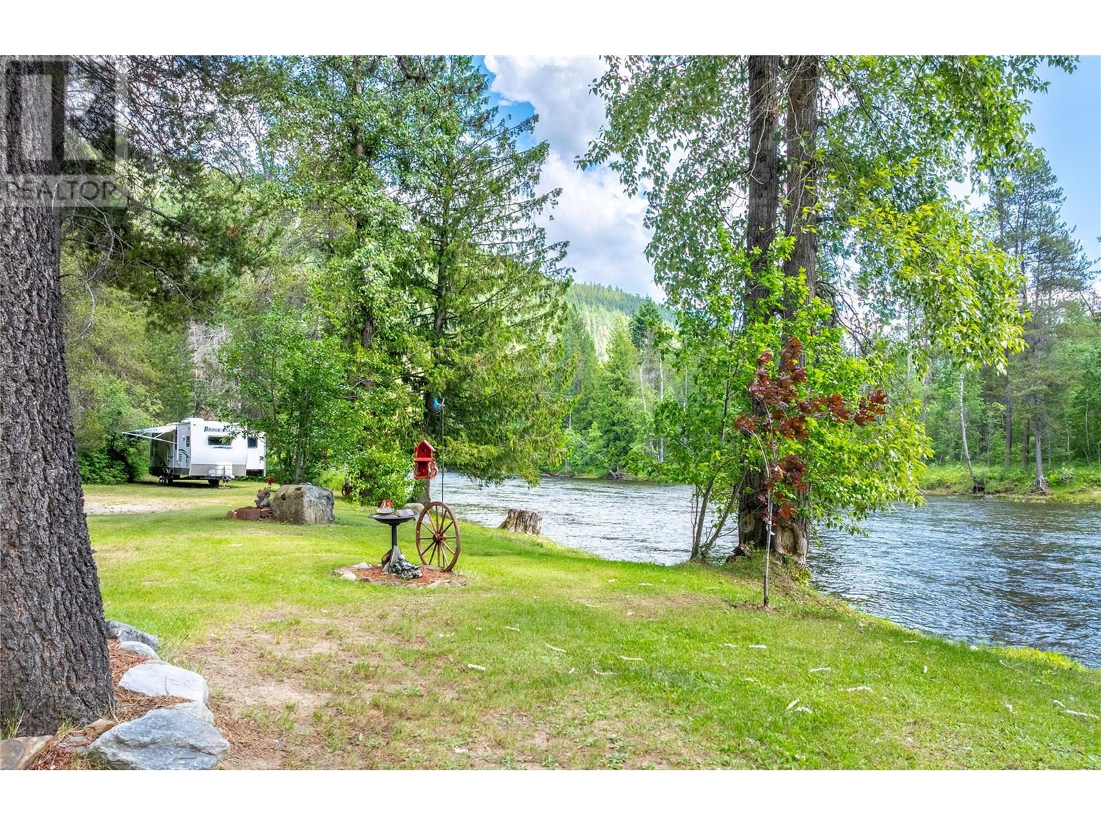 Photo 7 of 6996 95 Highway, Kingsgate BC