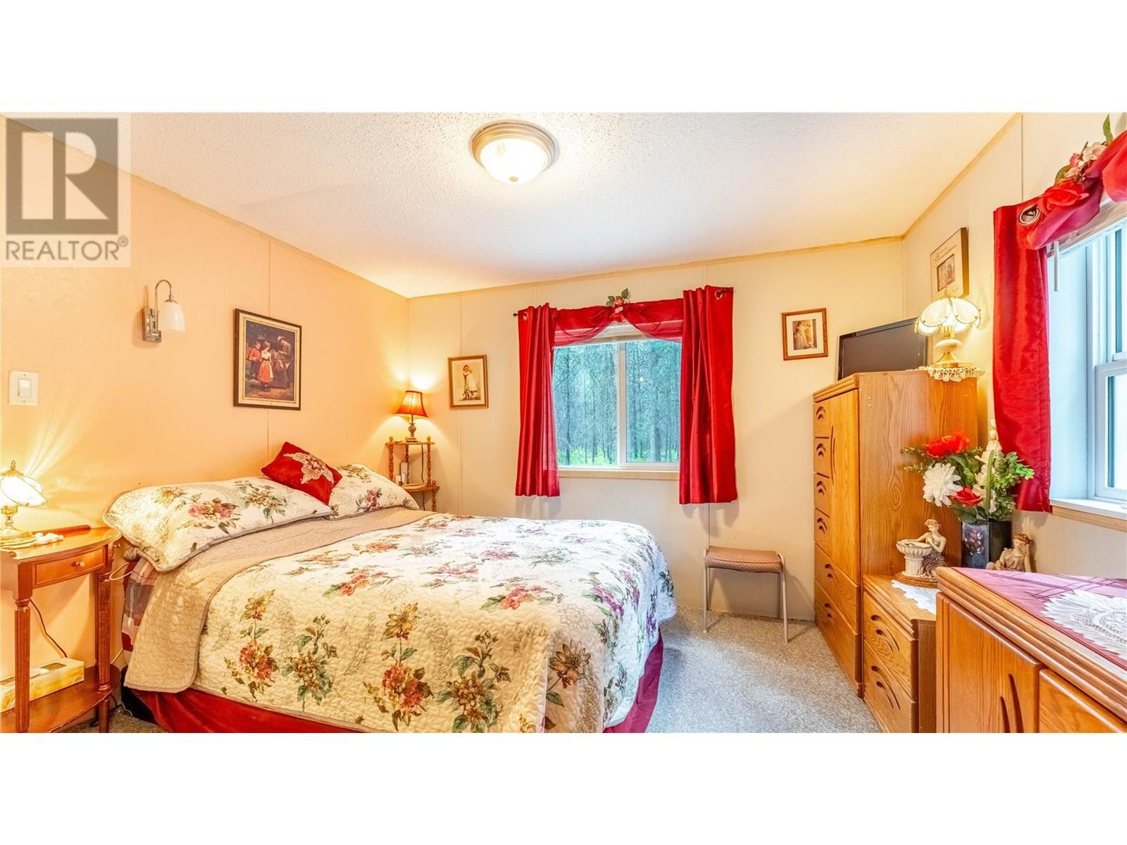 Photo 11 of 6996 95 Highway, Kingsgate BC