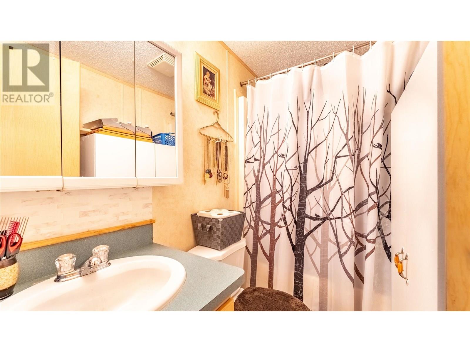 Photo 8 of 6996 95 Highway, Kingsgate BC