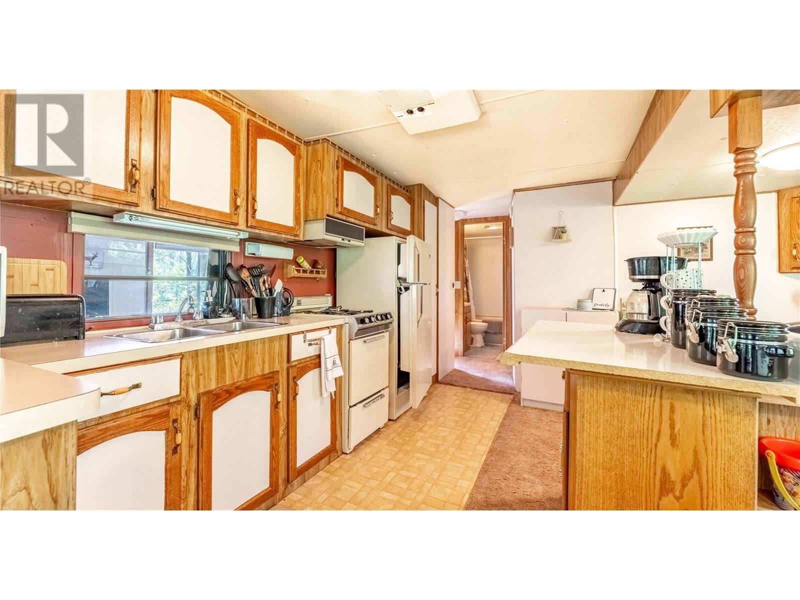 Photo 4 of 6996 95 Highway, Kingsgate BC