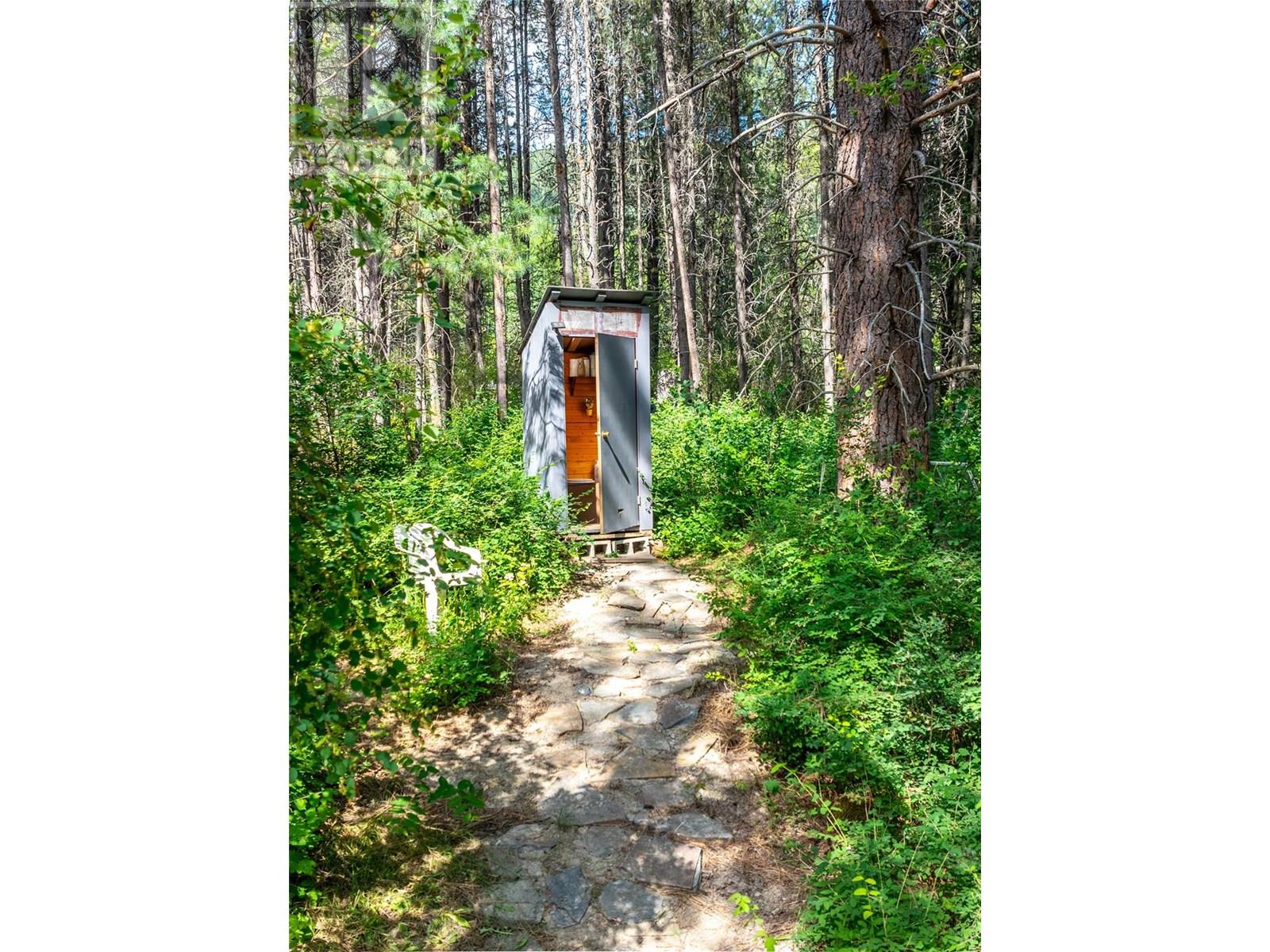 Photo 34 of 6996 95 Highway, Kingsgate BC
