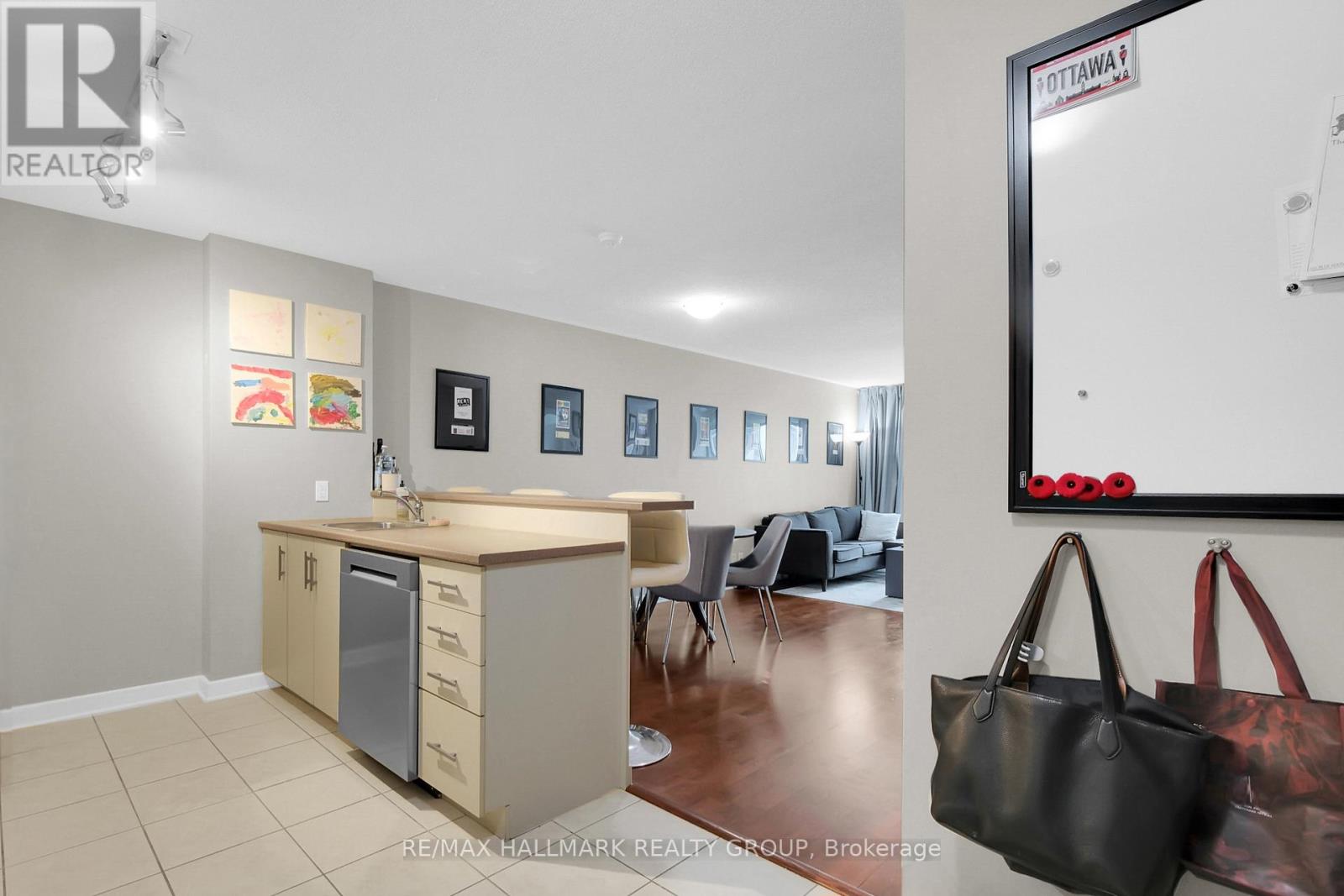Photo 11 of 209 138 Somerset Street W, Ottawa ON