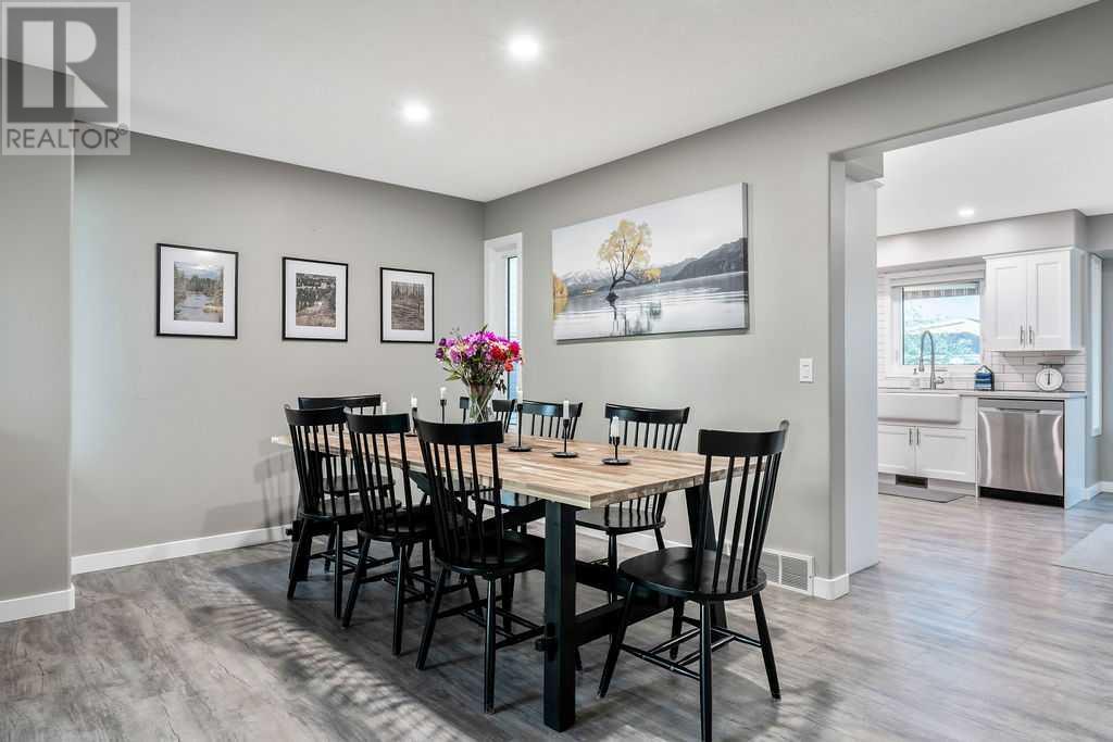 Single Family House for Sale in  Sandalwood Place NW Sandstone Valley Calgary 