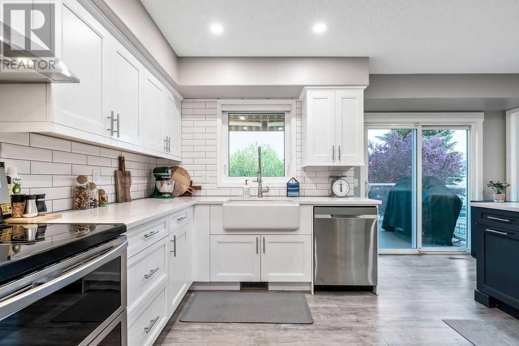 Single Family House for Sale in  Sandalwood Place NW Sandstone Valley Calgary 