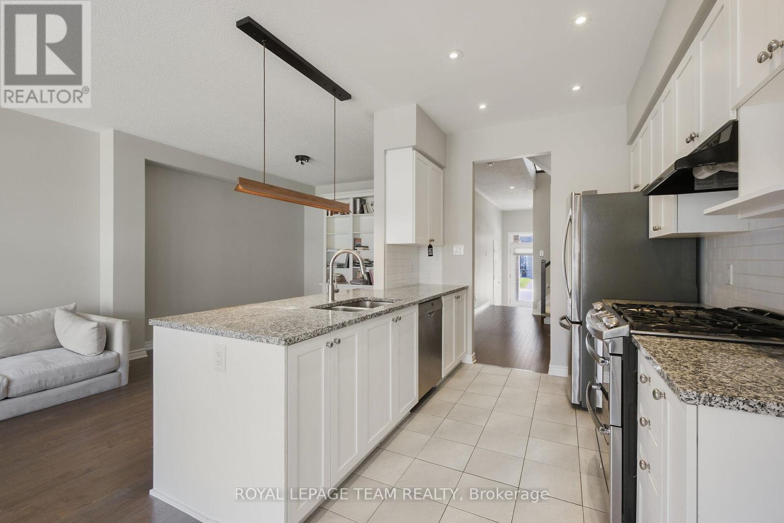 Photo 10 of 273 Shinleaf Crescent, Ottawa ON