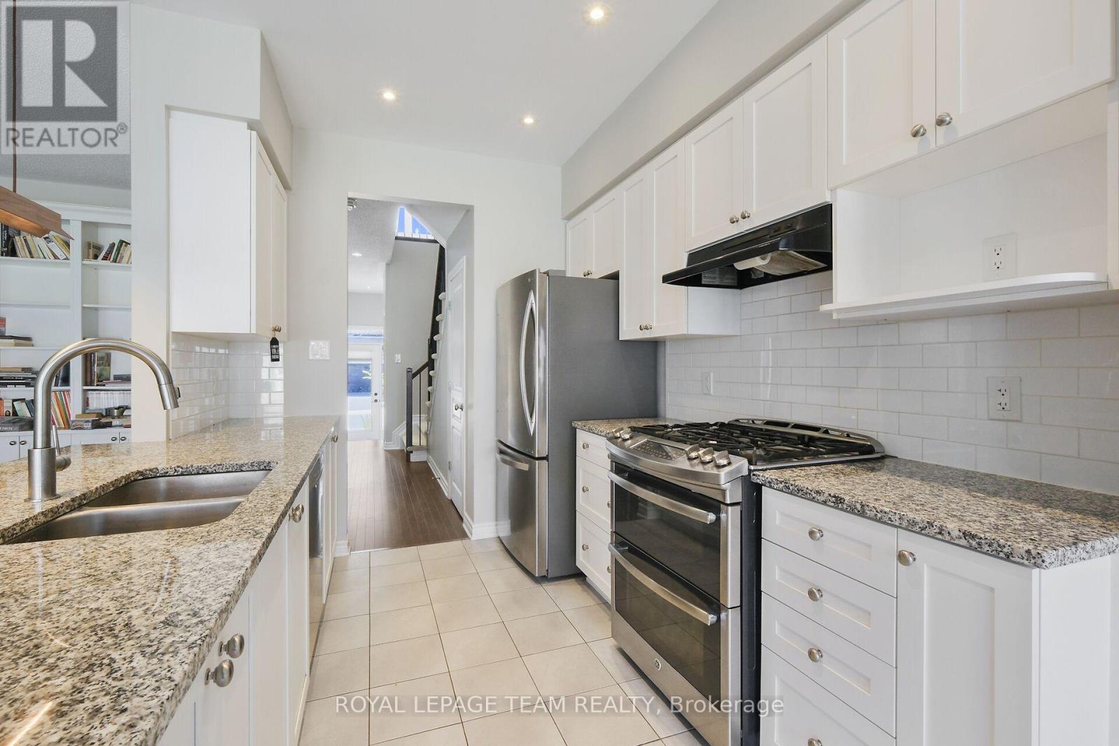 Photo 11 of 273 Shinleaf Crescent, Ottawa ON