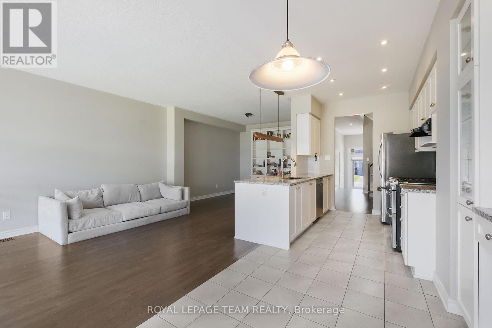 Photo 15 of 273 Shinleaf Crescent, Ottawa ON
