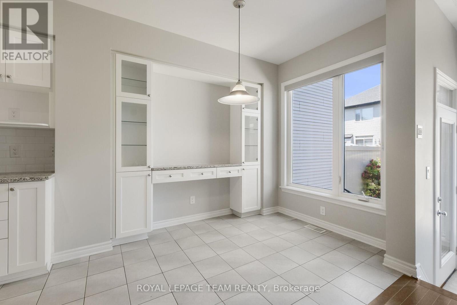 Photo 13 of 273 Shinleaf Crescent, Ottawa ON