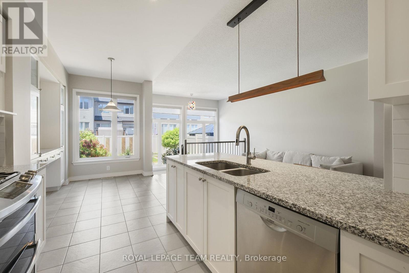 Photo 9 of 273 Shinleaf Crescent, Ottawa ON