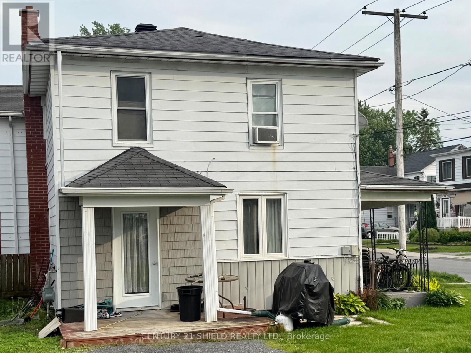 Photo 2 of 647 Gloucester Street N, Cornwall ON