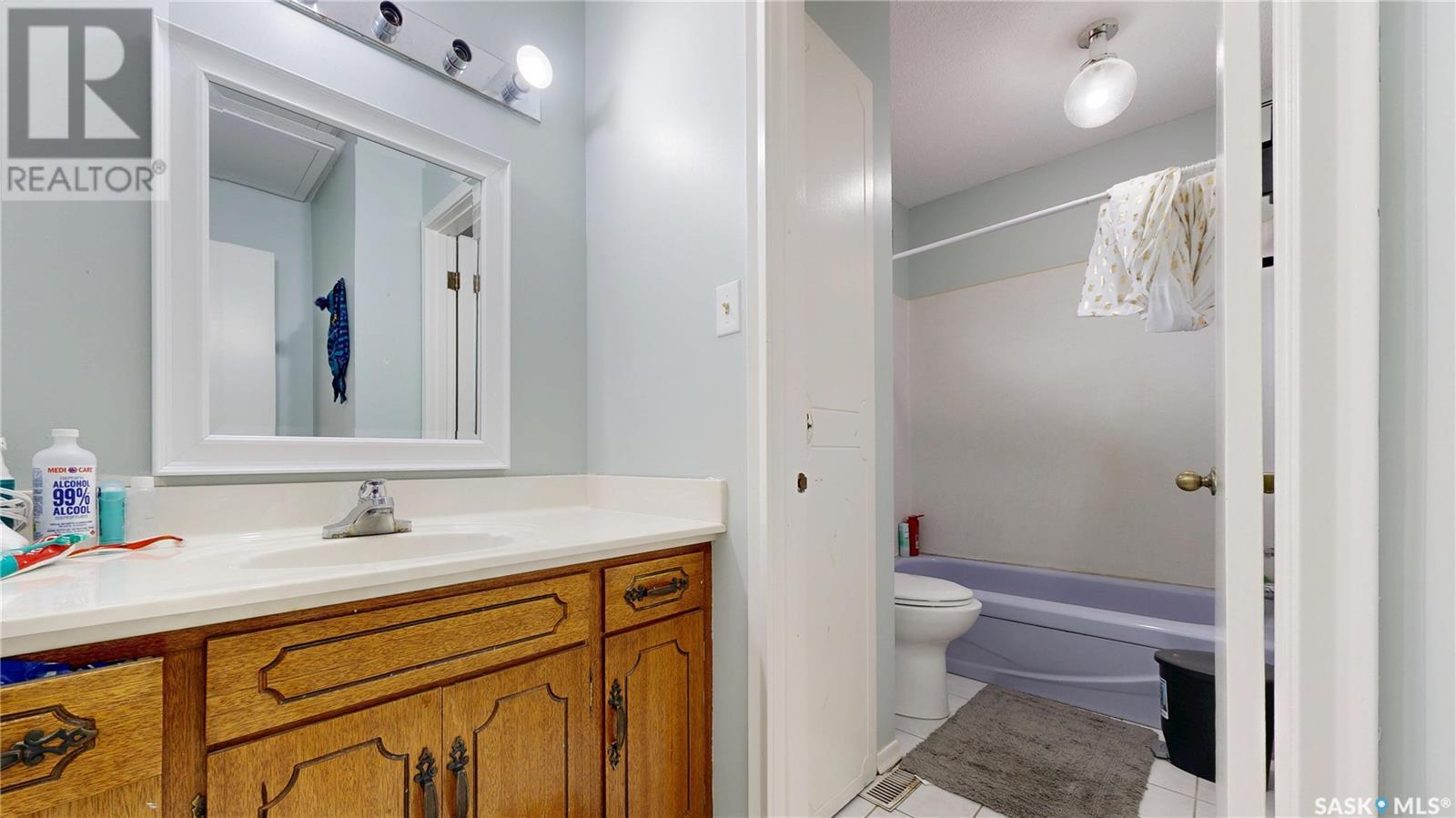 Single Family House 2 Level for Sale in  Habkirk DRIVE Regina 
