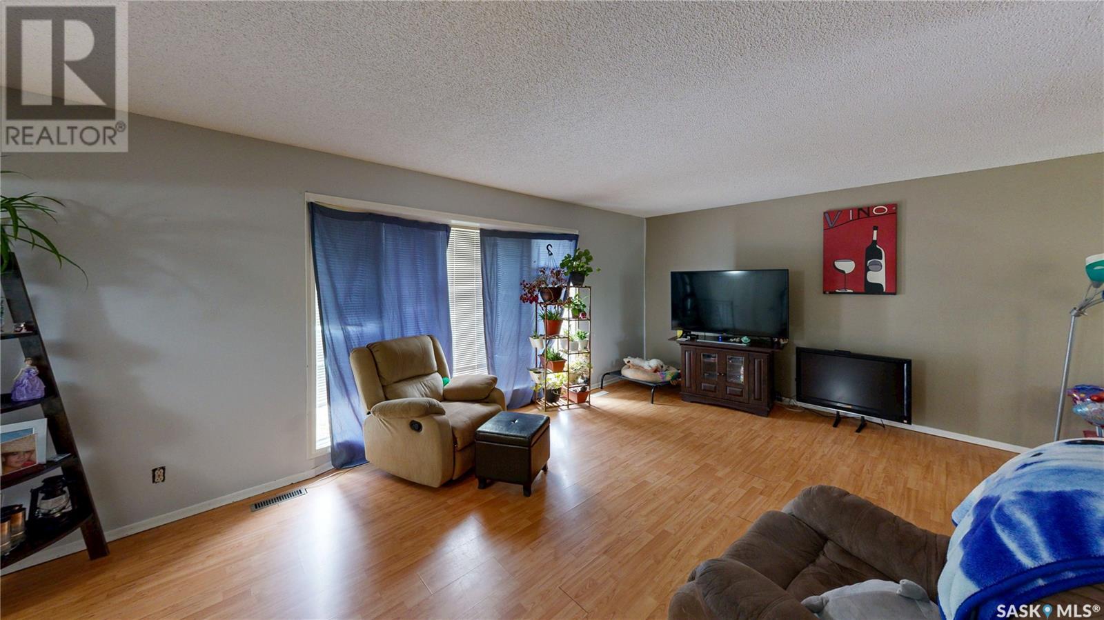 Single Family House 2 Level for Sale in  Habkirk DRIVE Regina 