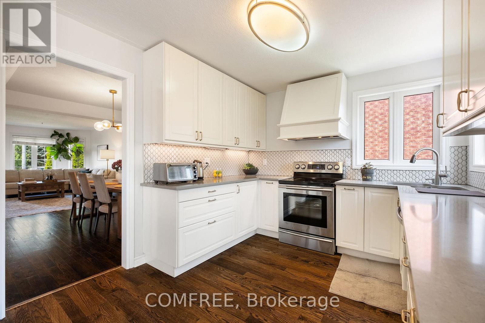 Photo 10 of 31 Metcalfe Drive, Bradford West Gwillimbury ON