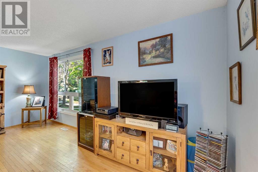 Single Family House for Sale in    Street NE Pineridge Calgary 