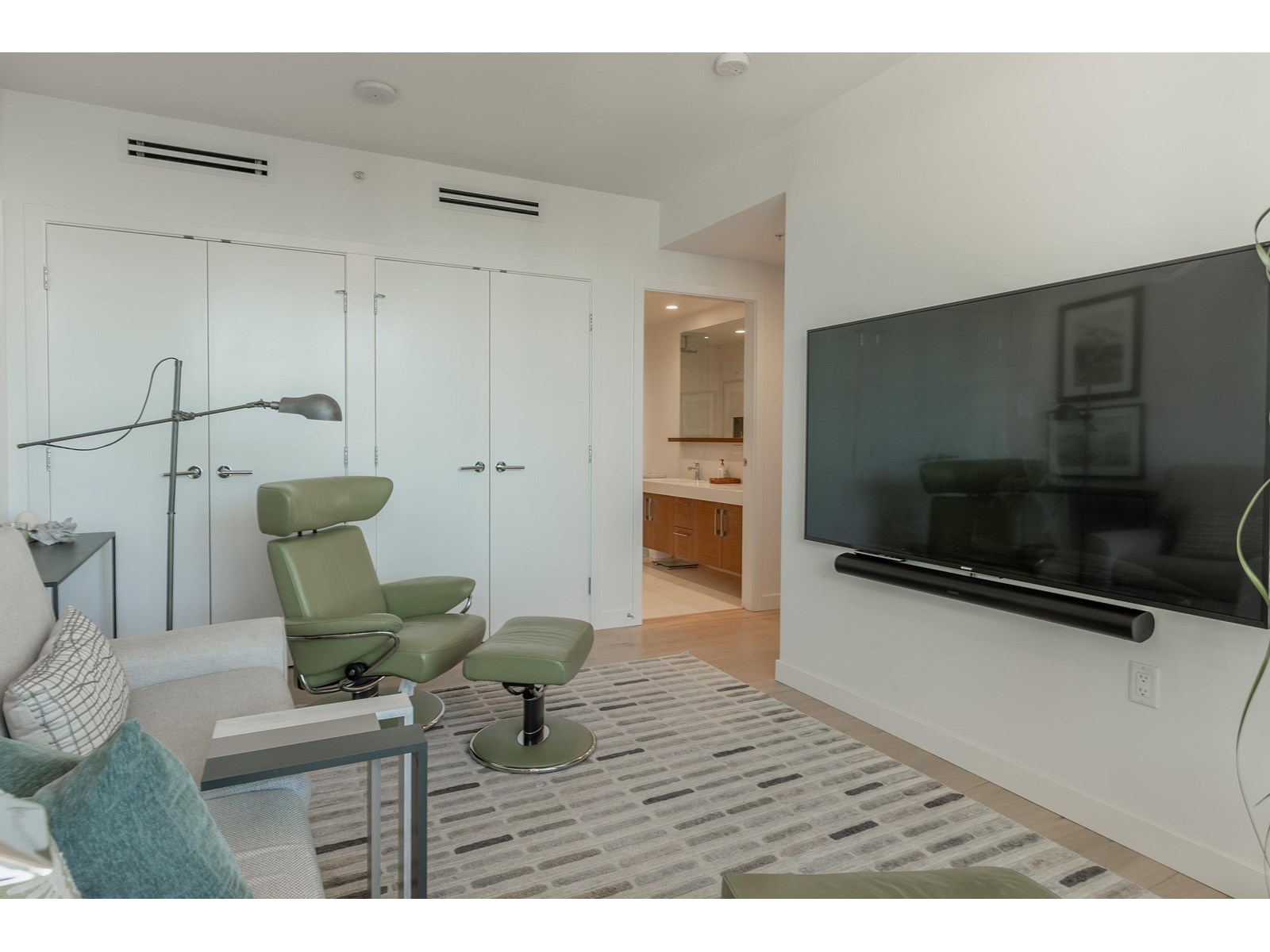 PH5 1439 GEORGE STREET, White Rock real estate listing R2950854