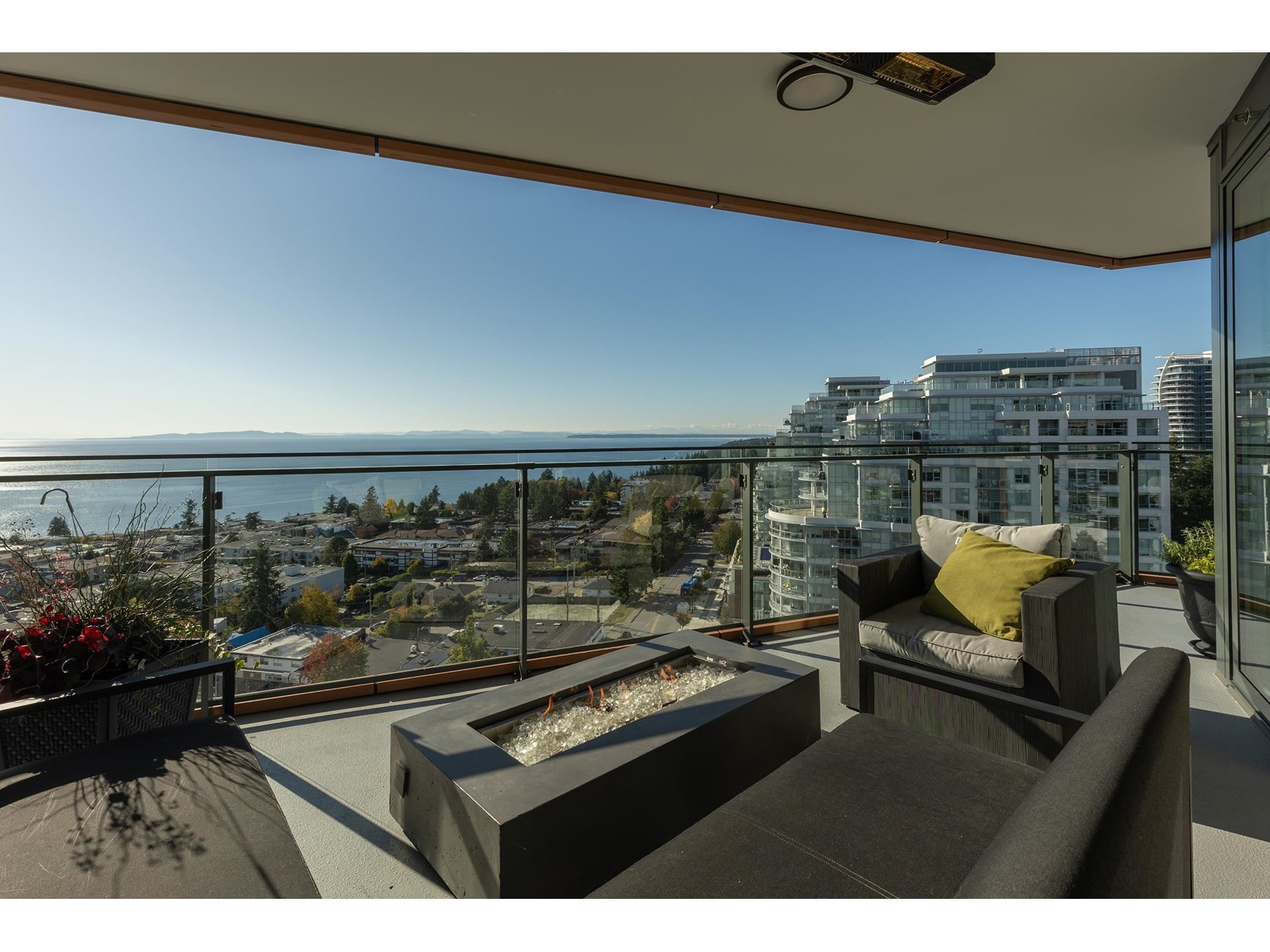 PH5 1439 GEORGE STREET, White Rock real estate listing R2950854