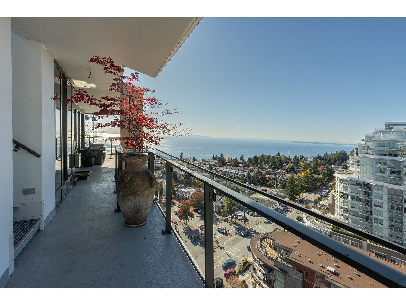 PH5 1439 GEORGE STREET, White Rock real estate listing R2950854