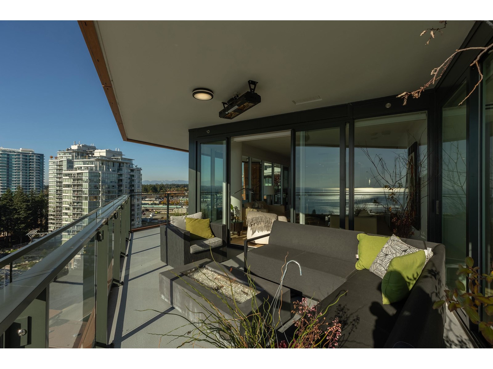 PH5 1439 GEORGE STREET, White Rock real estate listing R2950854